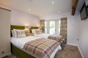 Twin bedroom with en-suite.