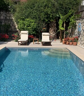 Roman steps for easy access to pool