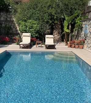 Roman steps for easy access to pool