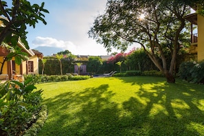 Expansive, beautifully landscaped back garden with plenty of space.