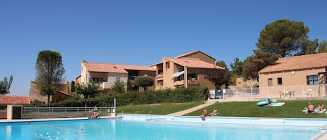 Vue des bastidons depuis la piscine