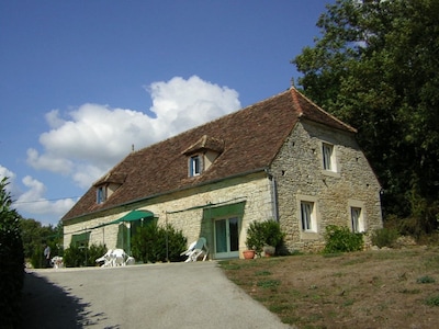 Détente et tranquillité, gîte avec piscine partagée, et vue imprenable sur la vallée, 