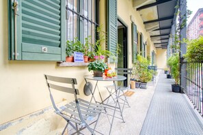 The balcony
