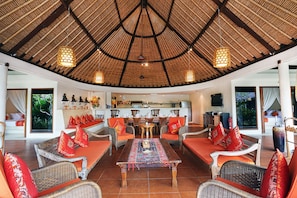 Spacious living area, perfect for family reunion, friends & colleague gathering