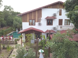 Overview of 5 bedroom building