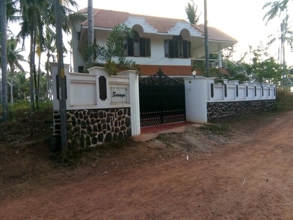A self contained ground floor spacious apartment,private,quiet road