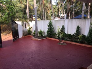 Front entrance ,room for tut tut or taxi right to your front door