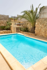 Razzett Lelluxa,Beautiful Farmhouse with pool,Gozo