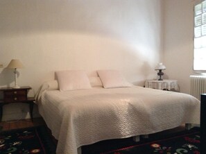 chambre principale, 15m2 lumineuse, confortable , lits modulable,. Côsur le jard