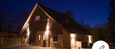 Luxury 13 Century Thatched Barn ‘The Lake House Somerset’ 