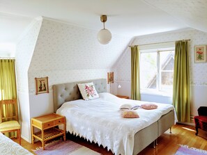 Bedroom 3, with a splittable king size double bed and a single bed.