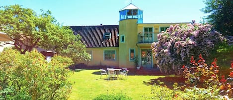 Unik villa med grönskande trädgård och centralt läge i Visby innerstad