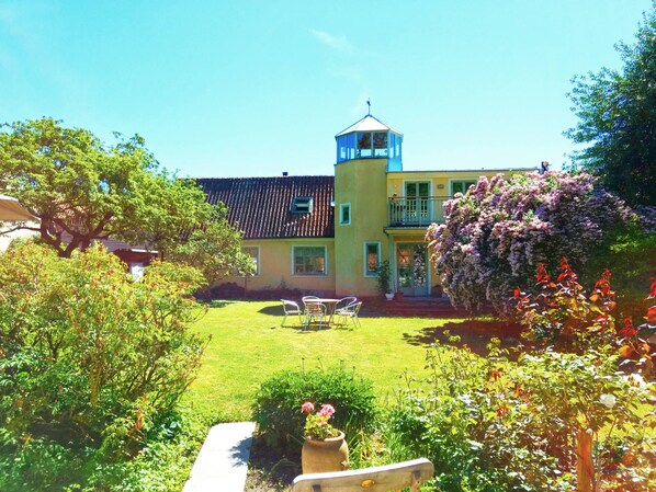Unique holiday villa with a beautiful green garden in the perfect location