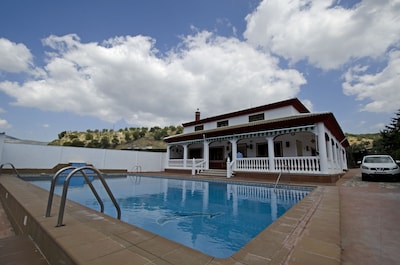 Chalet  Villa Frasquita ,capacidad para 12 personas, piscina propia,pista deport