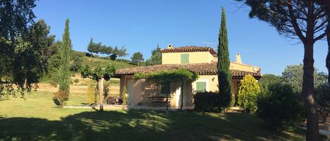 Villa in the countryside 10 mins from Aix en Provence.