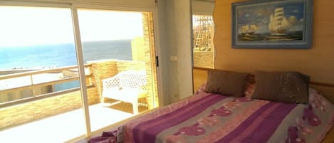 chambre parentale avec TV, clim, terrasse, vu sur mer des deux coté