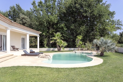 impresionante villa de 180 m2 con piscina y excelentes vistas de los viñedos.