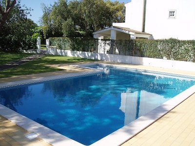 Villa en Olhos de Agua, Albufeira, Portugal Con Sal compartida agua de la piscina y jardín privado