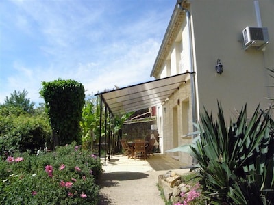 Former outbuilding renovated, quiet, in the countryside, near Avignon