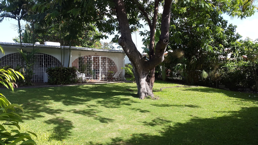 1 Br Cottage Style End Unit Set In Tropical Gardens Minutes Walk To Beach Sunset Crest
