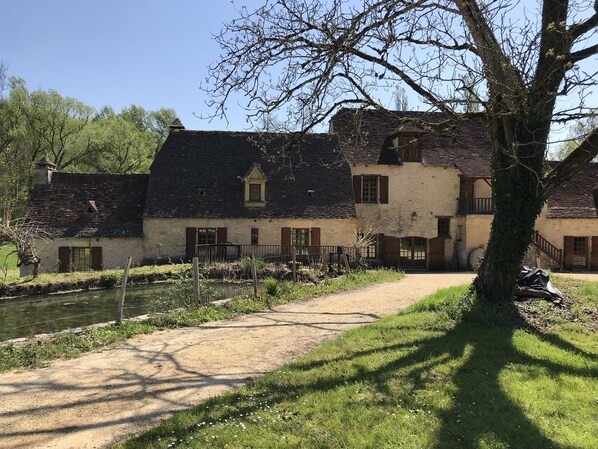 le chemin d'arrivée dans la cour