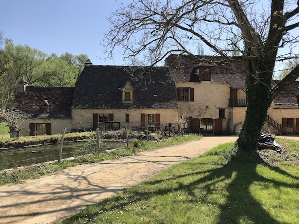 le chemin d'arrivée dans la cour