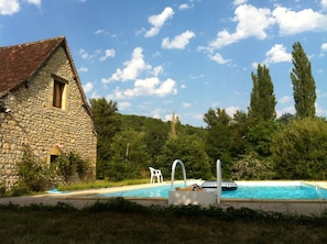piscine privée et sécurisée 10mx5m (barrière ajoutée depuis)