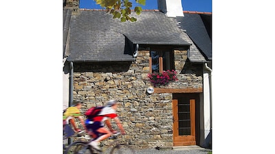 La Maison Orange. Casa de piedra bretona tradicional en una tranquila aldea. Wi-Fi gratis. 