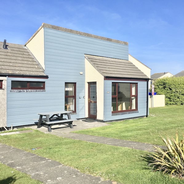 Modern Spacious Bungalow with bright new Blue Cladding  + fresh paintwork