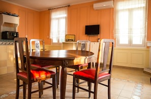 Kitchen & dining area