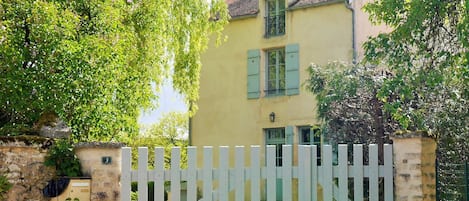 Entrée place de la Mairie