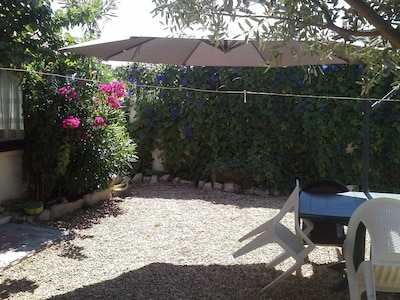 air-conditioned house, well equipped, veranda, jacuzzi, quiet garden, close to everything