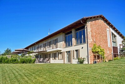 Fully-renovated farmhouse with pool among the Barolo vines