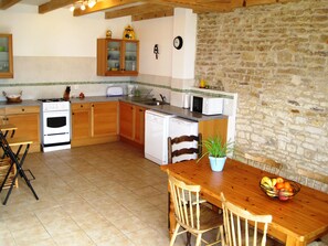 Kitchen dining area at Le Noisetier gite