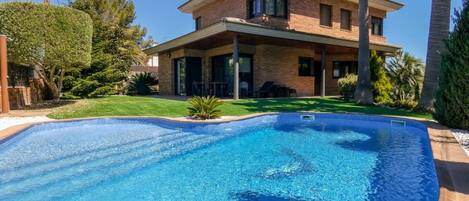 Piscina con zona de playa para los niños y piscina infinita para nadar