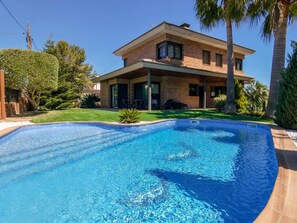 Piscina con zona de playa para los niños y piscina infinita para nadar