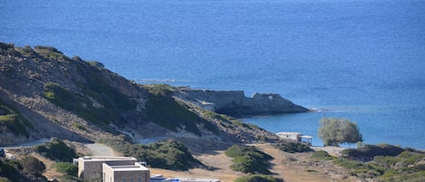 vue de la maison et du terrain descendant jusqu'à  la plage