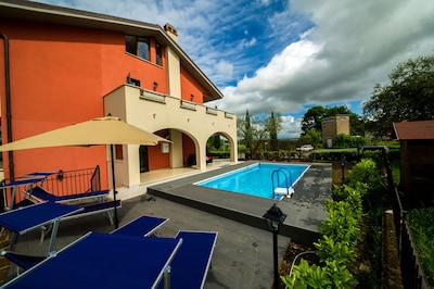 Impresionante villa nueva con piscina privada y vistas preciosas