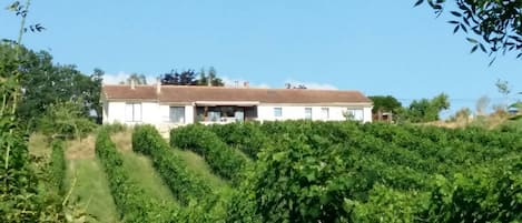 la maison vu du chemin dans la vallée