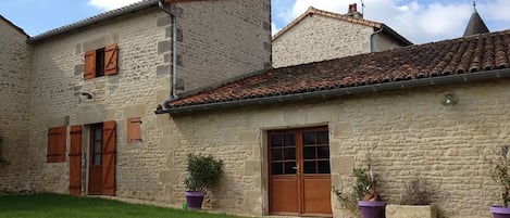 Entrées du gîte et de la salle commune