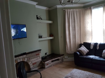 Deluxe 1 bed apartment , fully furnished with Wi-Fi and back garden with garage
