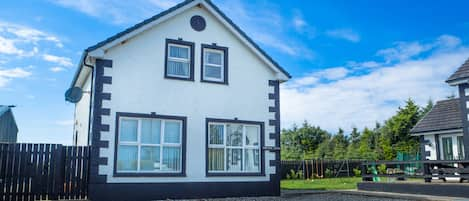 A modern cottage with 2 family bedrooms