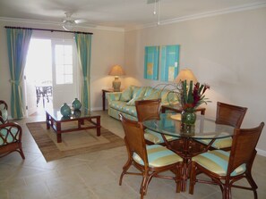 Spacious Living and Dining Area 'You Home from Home'