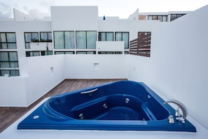 Bain à remous extérieur