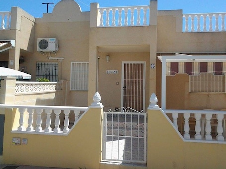 super bungalow avec piscine - air co - 2 ch, terrasse et solarium