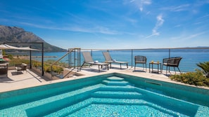 A rooftop whirlpool & lounge sitting area