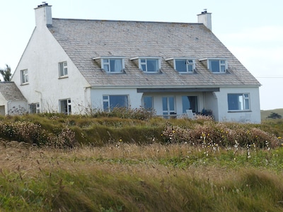 Gran casa de vacaciones de la familia a la derecha en la parte superior del acantilado entre Roca y Polzeath.
