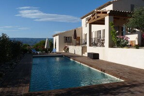 LA PISCINE ET LA VUE SUR LE LUBERON