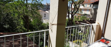 La terrasse au soleil ... et les jardin ... on y fait d'agréables siestes! 