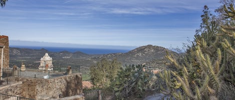 Vue sur la mer et le clocher de l'église